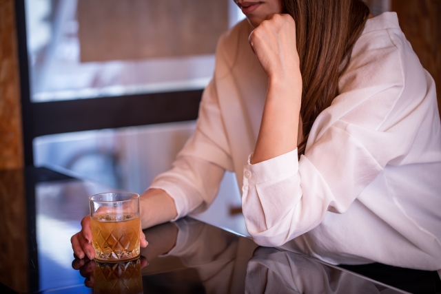 カウンターで女性一人飲み