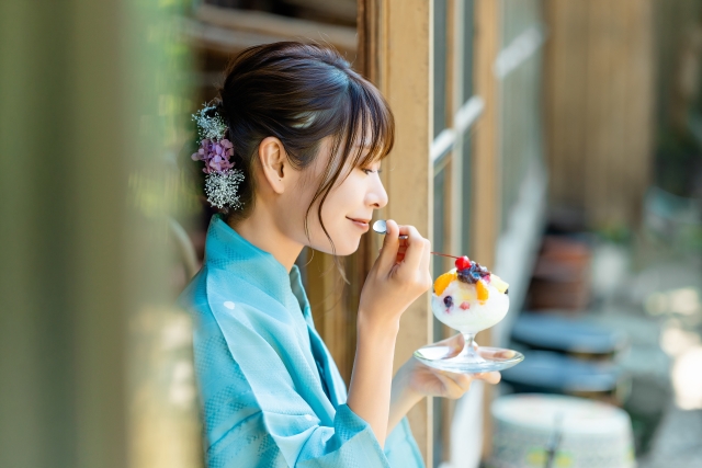 かき氷を食べる浴衣姿の女性