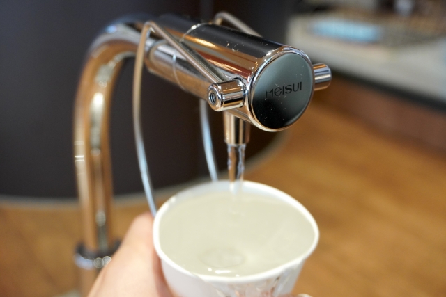 フードコートの水