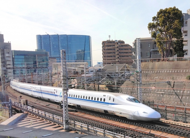 品川駅近くを走る東海道新幹線