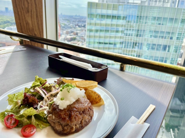 高層階レストランでランチ